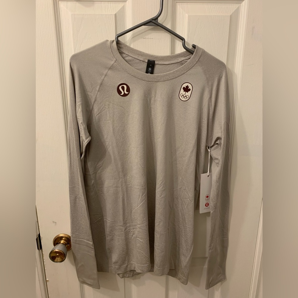 🦄Firm Price🦄

Lululemon nwts Team Canada long sleeve